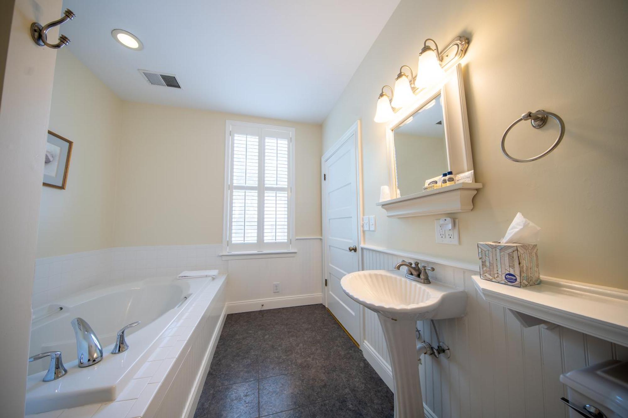 The Edenton Collection-The Granville Queen Inn Room photo